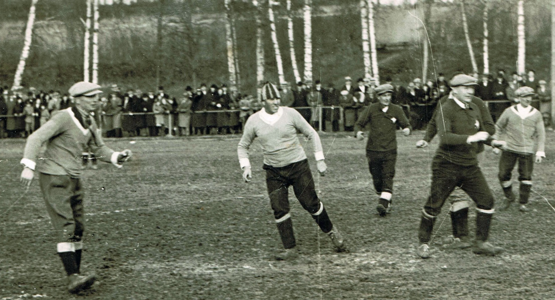 David  (nr 3 från vänster) spelar fotboll, obekant när och var