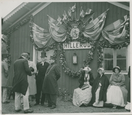 År 1936 spelade man in en film som hette "Kungen kommer". Då använde man Uthamns station och kallade den "Hilleröd". Filmfolket kunde beskådas på nära håll och många barn, tex systrarna Skantz och även Ulla som sedan gifte sig med Lennart var statister och sjöng och hurrade vid "kungens" ankomst. Filmen finns f ö tillgänglig på dvd.