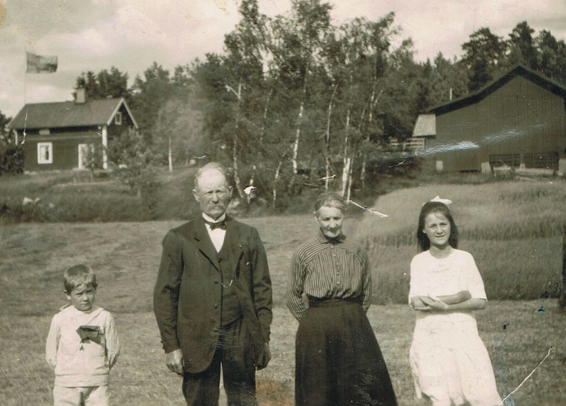 Davids far Karl Gustav, hans mor Johanna Sofia samt två av deras barnbarn.  De bodde i Sörbylund i Björnlunda utanför Gnesta.