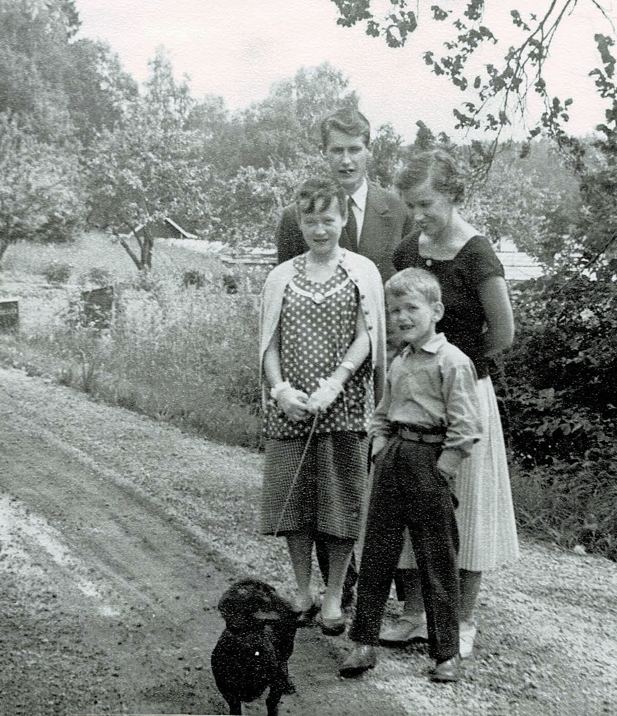 Här är Britt och Anders på besök i Rönninge där Ann-Britt och Olle bodde några månader 1957. De har med sig hunden Pia.